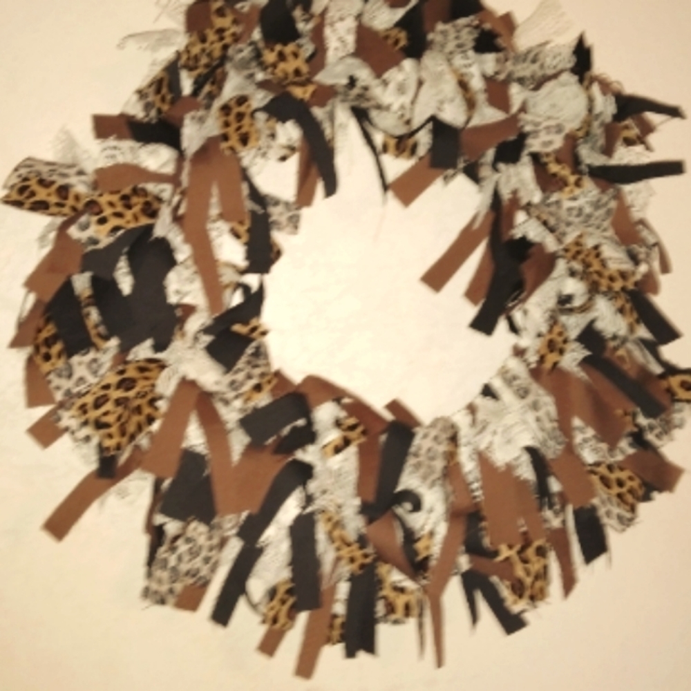 # 19 Cheetah Round Fabric Wreath